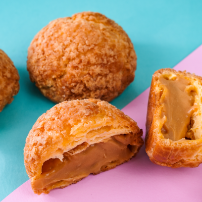 Пирожное «Шу» с солёной карамелью